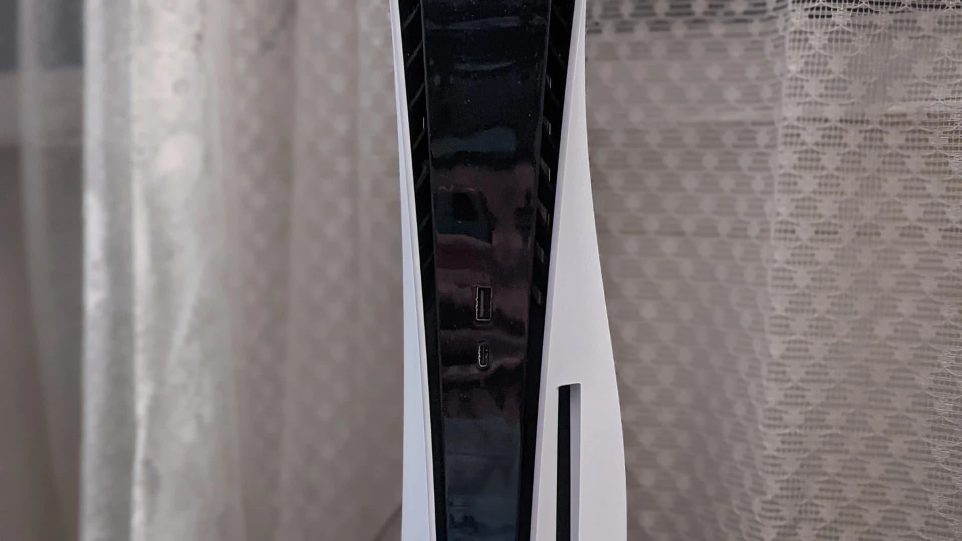 Foto do PlayStation 5 com controle DualSense representa a discussão sobre o futuro das mídias físicas da Sony